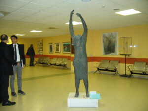 Sala con tele e scultura
