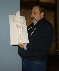 carmine-con-una-scultura-esposta