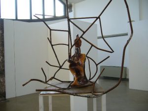 Contro la cultura dello scarto, la nuova mostra di sculture di Carmine Tisbo